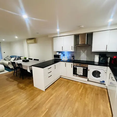 Modern 2 Bed 2 Bath Apartment With Outdoor Space Hyde Park